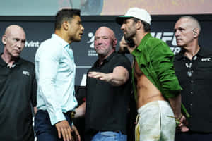 兩名男性MMA拳手在UFC稱重活動中對峙。 — 3:2 壁紙