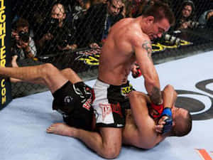 兩名男性MMA拳手在八角籠內激烈纏鬥。