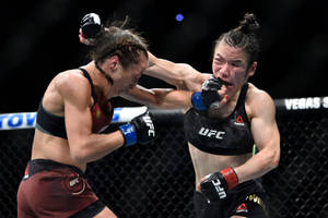 兩位女拳手在UFC八角籠比賽中互相出拳。