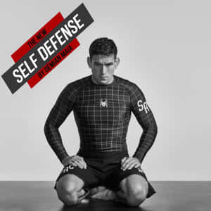運動員 Demian Maia 穿著自衛裝備，眼神激烈地跪著