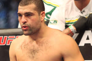 一名男性MMA拳手在UFC八角籠中比賽。