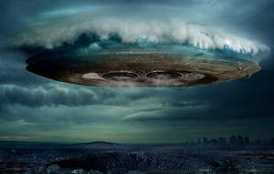 一個大型UFO懸浮在城市上空，下方是風暴暮色天空。