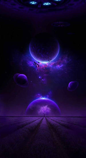 在繁星點點的宇宙天空下，紫色田野中一棵發光的樹和漂浮的行星。