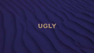 「ugly」一詞以金色字母呈現於藍色波浪背景上。 — 搞笑美學 壁紙
