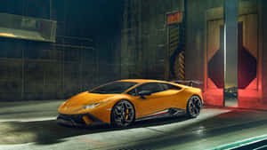 橙色林寶堅尼 Huracán Performante 停放在昏暗的工業車庫中，帶有紅色燈光點綴。