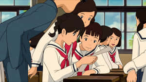 穿著水手服的動漫女孩聚集在陽光充足的教室的書桌周圍。