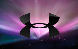 黑色 Under Armour 標誌在宇宙極光和星場背景中發光。