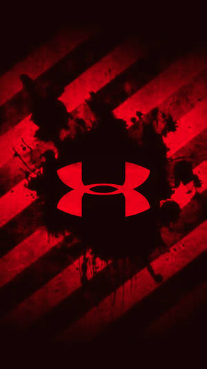 紅色 Under Armour 標誌，帶有黑色飛濺，位於對角紅色條紋上。
