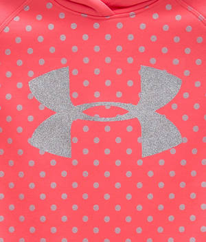 珊瑚粉紅色兒童連帽衫，帶有銀色閃粉圓點和 Under Armour 標誌。