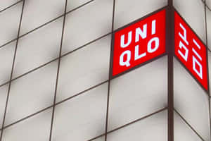 現代建築外牆上的Uniqlo商店標誌 — 3:2 壁紙