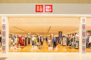 Uniqlo店舖入口，有人體模型和now open標誌