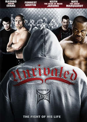 身穿灰色連帽衫、帶有紅色「Unrivaled」文字的戰士背面視圖，面對圍欄後面的四名MMA拳手。