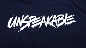 特寫「UNSPEAKABLE」以大膽白色塗鴉字體呈現在深藍色織物上。