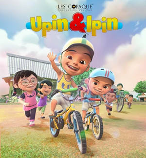 孩子們在陽光明媚的村莊騎單車，臉上掛著笑容。