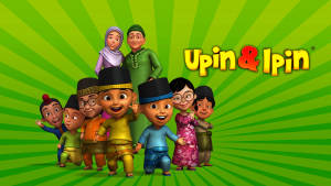 穿著傳統服飾的 Upin & Ipin 卡通角色在綠色背景上微笑。