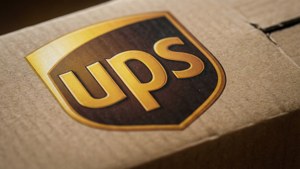 帶有金色UPS標誌的棕色紙箱