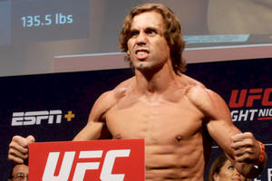 UFC拳手在稱重時拿著紅色UFC標誌牌