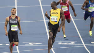 Usain Bolt 和 Andre De Grasse 在短跑比賽期間於藍色跑道上慶祝。