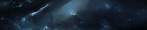發光的藍色星雲，帶有旋轉的宇宙雲和深空中的遙遠恆星。