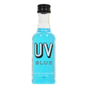 帶有白色標籤和黑色瓶蓋的 UV Blue 覆盆子味伏特加小藍瓶。