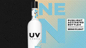 白色UV伏特加酒瓶，具有陽光激活功能，置於幾何背景上。