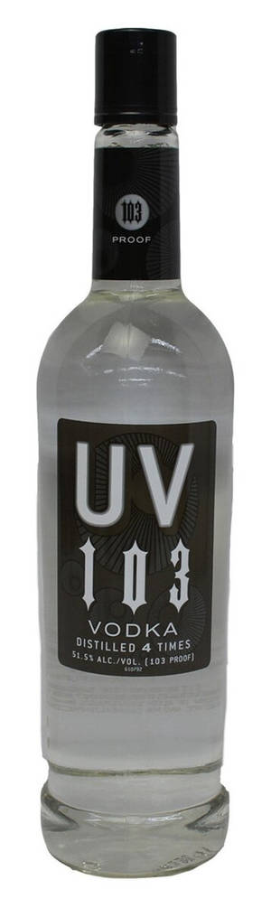 透明伏特加瓶，標有UV 103，黑色瓶蓋和標籤。