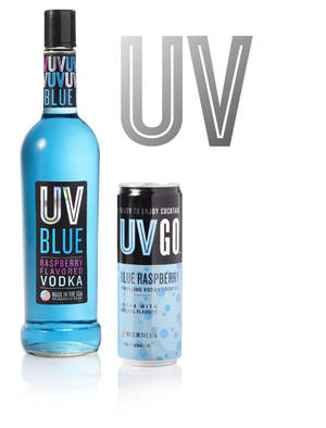 白色背景上帶有發光標籤的藍色UV Blue伏特加酒瓶和UV Go罐。