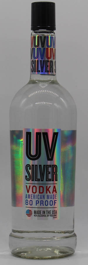 帶有全息UV Silver標籤和黑色瓶蓋的透明伏特加瓶。