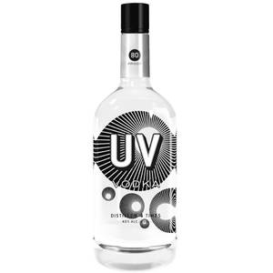 一個透明玻璃UV伏特加酒瓶，帶有黑白幾何標籤設計。