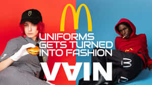 兩位模特兒身穿麥當勞品牌服裝，為時尚活動擺姿勢。