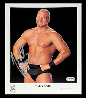 摔角手 Val Venis 穿著黑色三角褲、雙手叉腰的簽名照片。