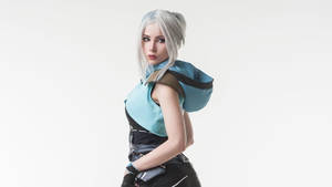 一位銀色頭髮的cosplayer穿著未來風格的藍黑色服裝，在白色背景前擺姿勢。