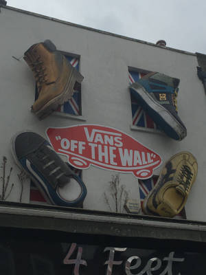 Vans運動鞋和標誌展示在建築物上，窗戶有英國國旗。