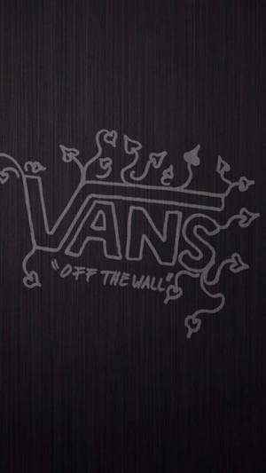 深色木紋上帶有皇冠和藤蔓的Vans Off The Wall標誌。