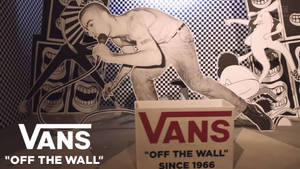 Vans品牌展示， featuring 一個歌手剪影 against 一面帶有尖叫嘴巴的塗鴉牆。