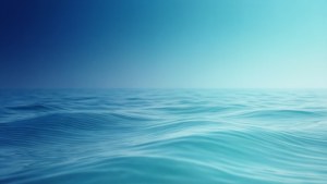 漸變藍天下的平靜海洋波浪