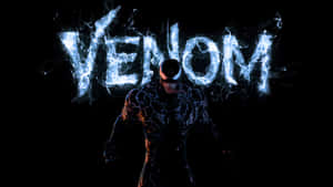 Venom 超級英雄，身後有電光藍色閃電形成他的名字