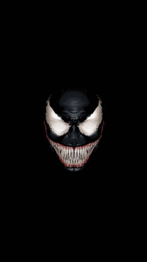 Venom 在黑色背景下露出尖銳牙齒的威脅面孔。 — 鬼滅之刃面具 壁紙