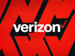 Verizon標誌在紅色和黑色幾何背景上帶有故障效果 — 火影忍者海報 壁紙