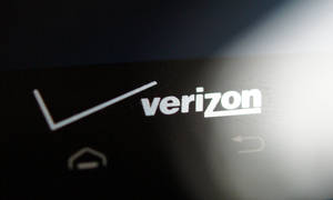 Verizon 標誌在黑暗的數字屏幕上帶有導航圖標。 — 凌志標誌 GIF 壁紙