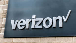 Verizon標誌牌在磚砌建築外牆上。