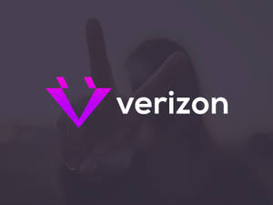 一個人的手在Verizon標誌後面做出和平手勢。 — 淺紫色動態圖片 壁紙