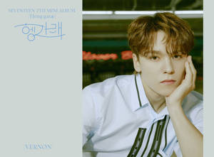 K-pop 藝人 Vernon 身穿白色條紋襯衫，在攝影棚內若有所思地擺姿勢。 — Brandon lee GIF 壁紙
