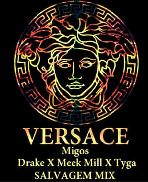 Versace 標誌，梅杜莎頭像在黑底上閃耀彩虹色，下方有藝術家姓名。 — 粉彩 iPhone 壁紙