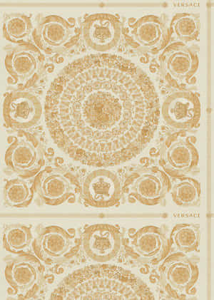 豪華金色和奶油色巴洛克牆紙，帶有 Versace 標誌和複雜圖案。 — 粉彩 iPhone 壁紙