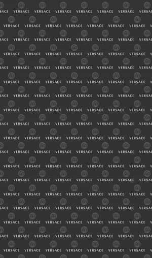 深灰色背景上銀色 Versace 標誌圖案壁紙 — 粉彩 iPhone 壁紙