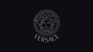 Versace 標誌，帶有美杜莎頭像和希臘鑰匙設計，黑色背景。