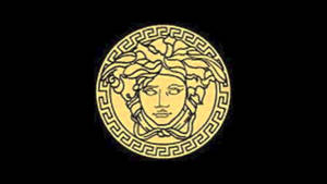 黑色背景上的金色 Versace Medusa 標誌