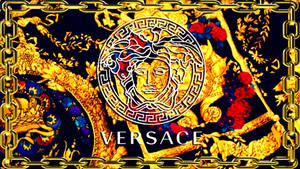 Versace標誌，帶有美杜莎頭像和金色鏈條，置於深色花卉背景上