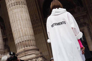 穿著白色Vetements連帽衫的人站在古典石柱前。 — 雨 壁紙